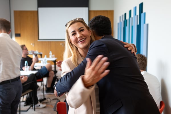 PinMeTo-teammedlemmer samarbejder på kontoret