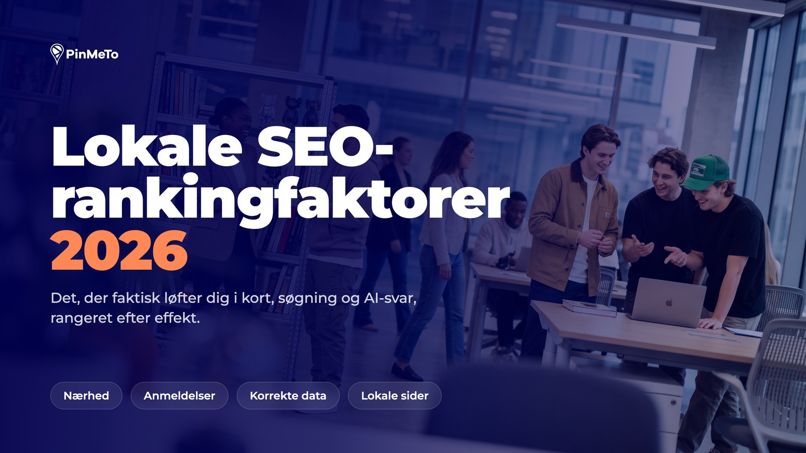 Blogforside Lokale SEO-rankingfaktorer 2026: et team på et moderne kontor, med tags for nærhed, anmeldelser, korrekte data og lokale sider