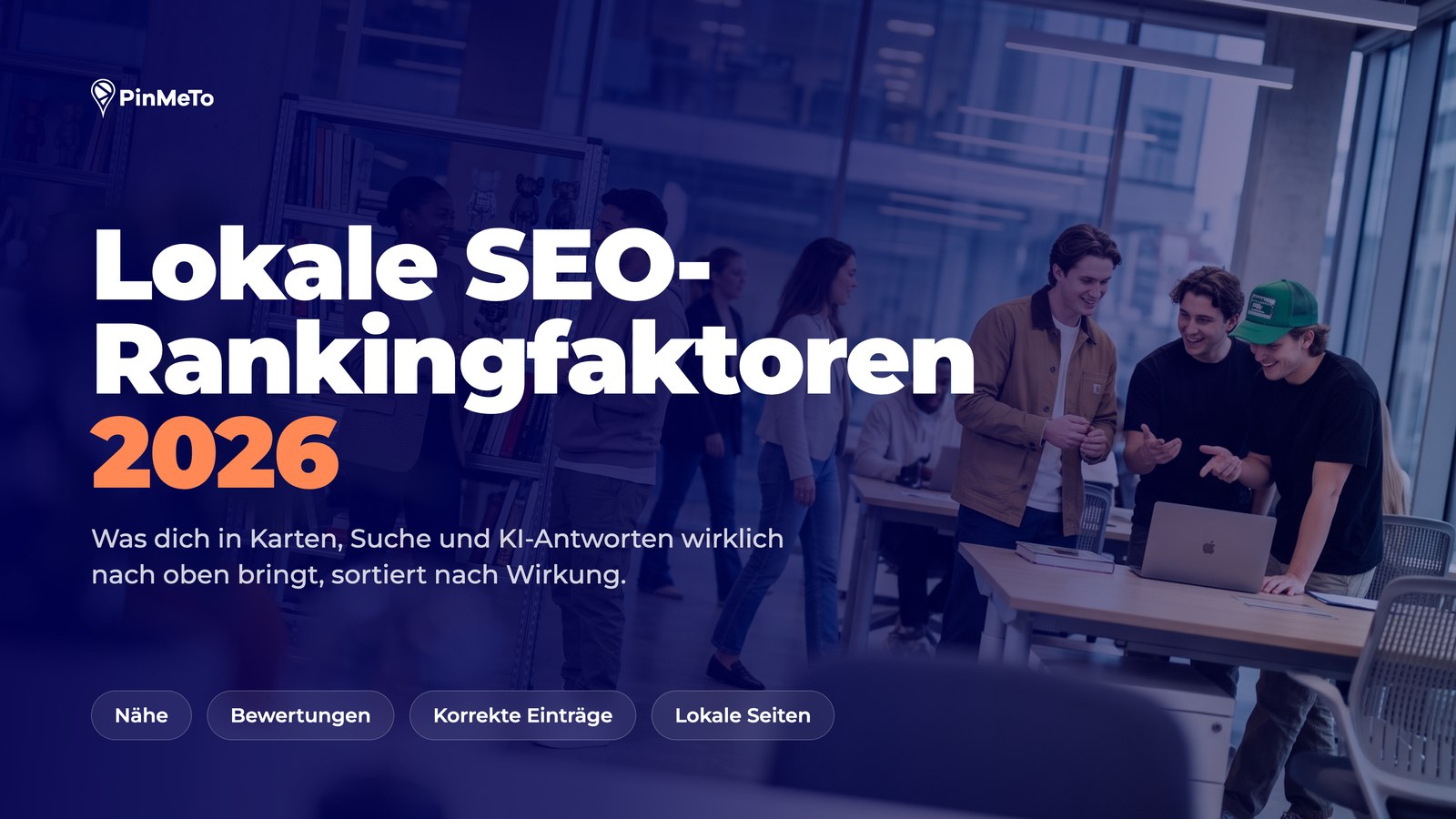 Blog-Titelbild Lokale SEO-Rankingfaktoren 2026: ein Team in einem modernen Büro, mit Tags für Nähe, Bewertungen, korrekte Einträge und lokale Seiten