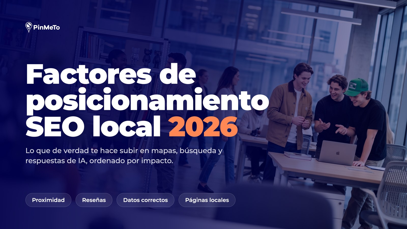 Portada del blog Factores de posicionamiento SEO local 2026: un equipo en una oficina moderna, con etiquetas de proximidad, reseñas, datos correctos y páginas locales